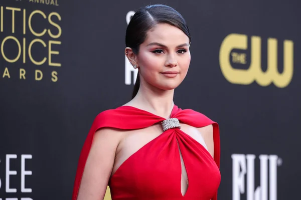 Billionaire Selena Gomez, 32, Faces Scrutiny After Giving Homeless Man ‘Spare Change’ — Video